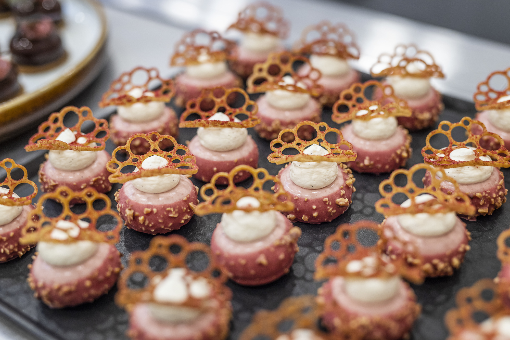 Konditorlandsholdets hindbærmousse petit four