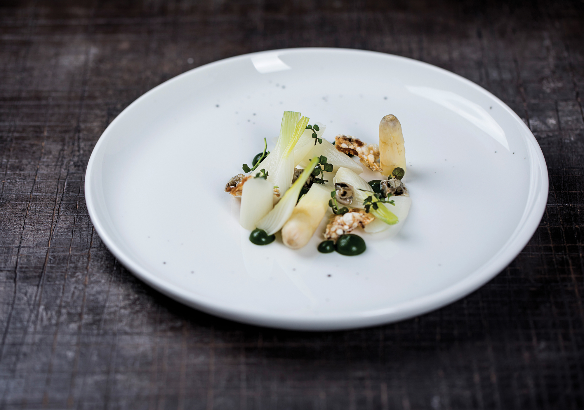 Hvide asparges med østersvinaigrette, persillecreme og sprød gris