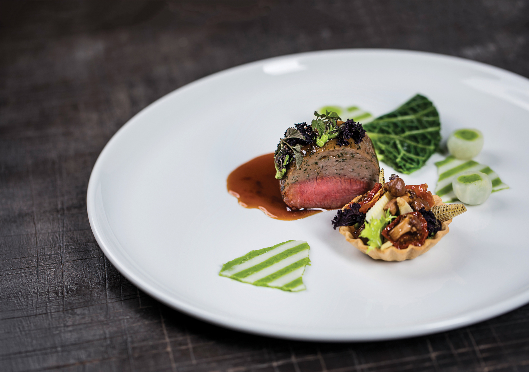 Lam med urtesufflé, tærte med kantareller, majs, tomat og selleri i variationer