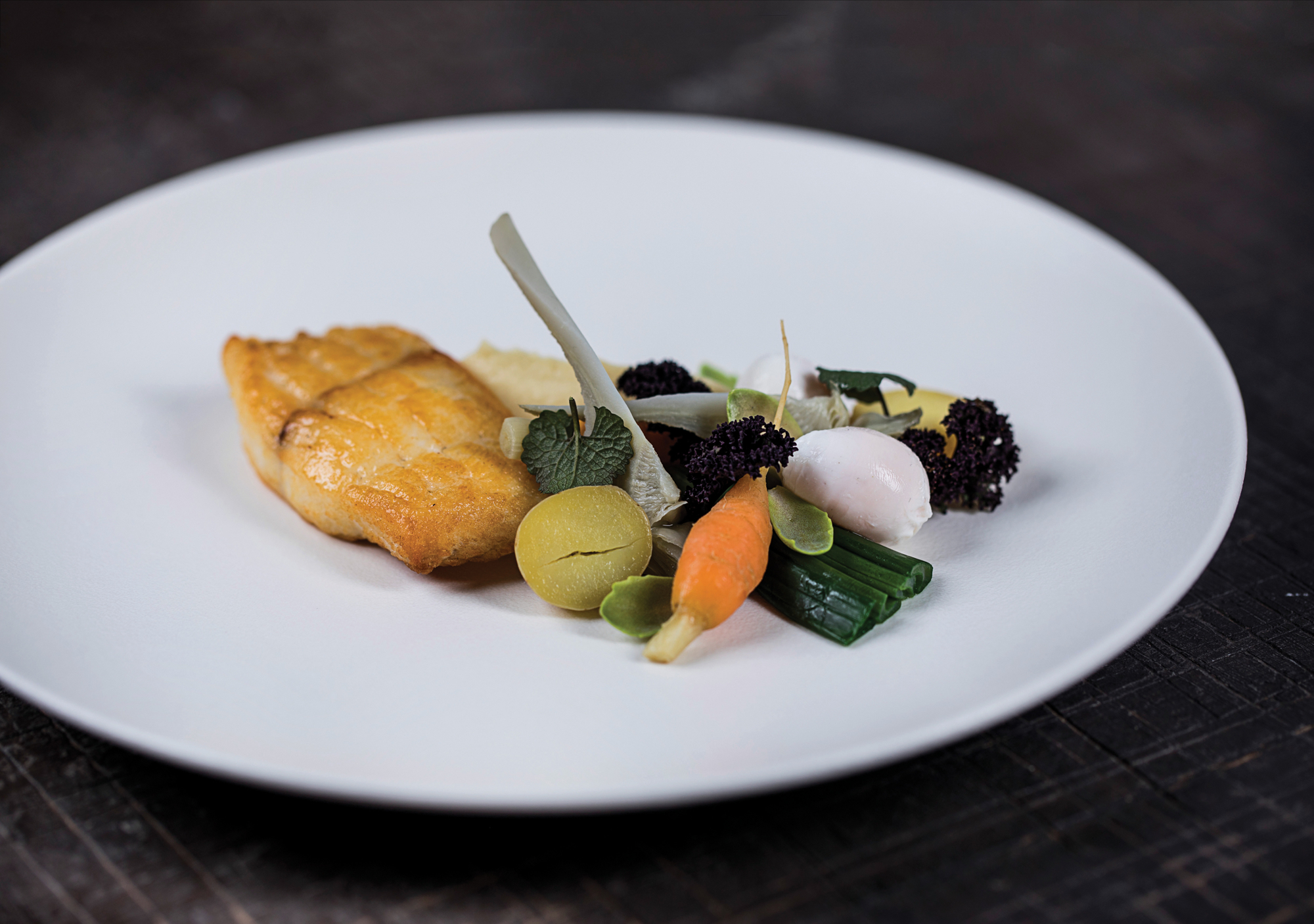 Stegt pighvar med små gulerødder, artiskokpuré, syltede artiskokker, pocherede vagtelæg og små, nye kartofler