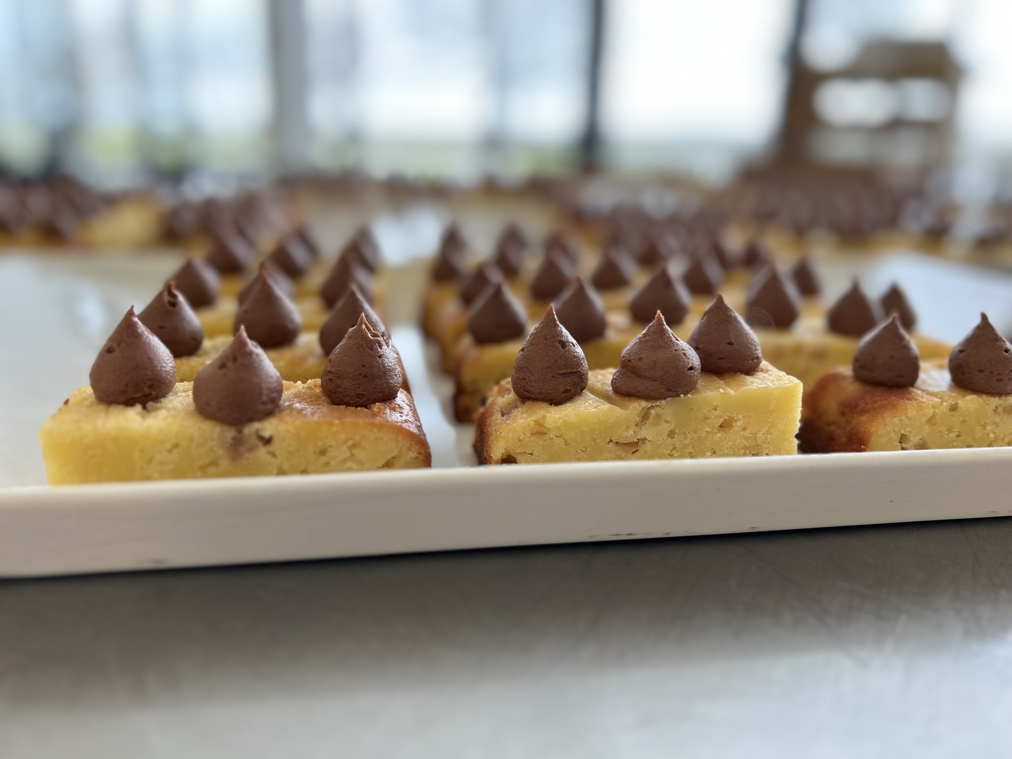 Æblemazarinkage med rom-/chokolademousse